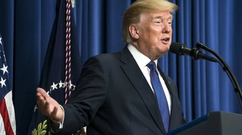 Συνεχίζονται οι αποκαλύψεις: Ο Τραμπ έβαλε ιερόδουλη να του τις… «βρέξει» με περιοδικό που τον είχε στο εξώφυλλο!